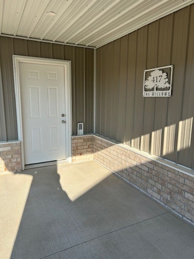 Building Photo - 417 E James Dr