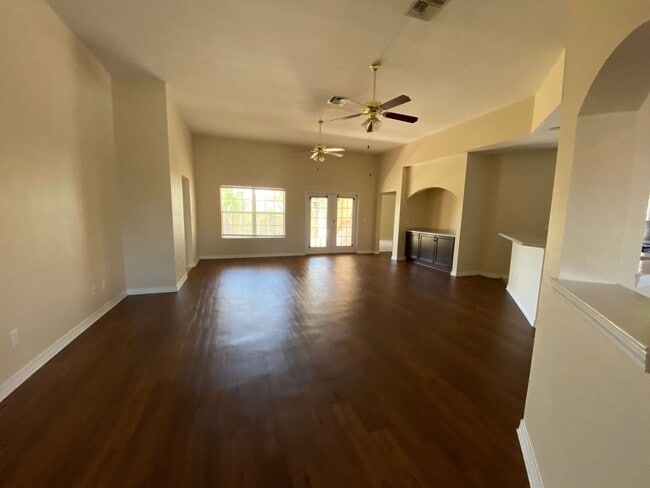 Building Photo - Expansive Home in the Desirable "The Hammo...
