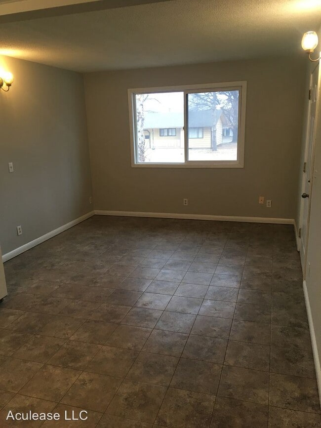 Building Photo - 505-505 Holly Ln