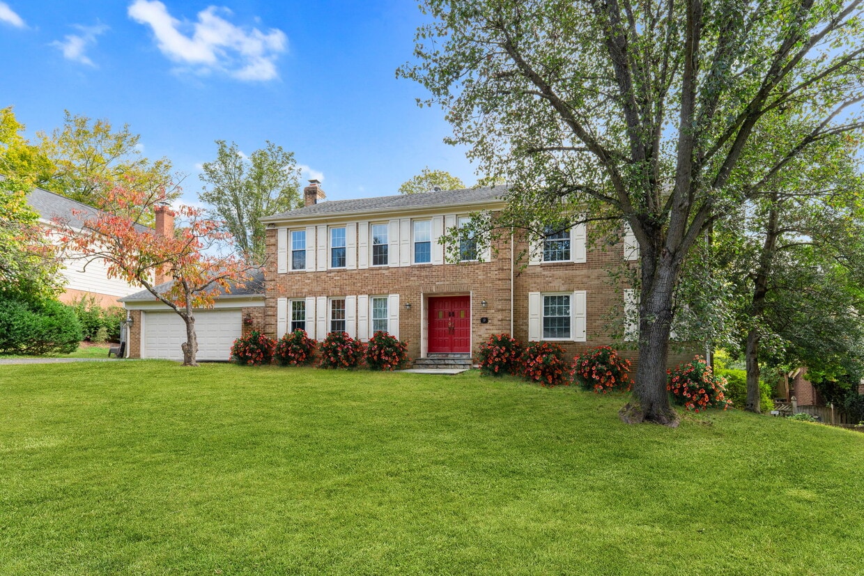 Picturesque 5 BR, 4.5 BA colonial 3 minutes from everything! - 9 Snug Hill Ct