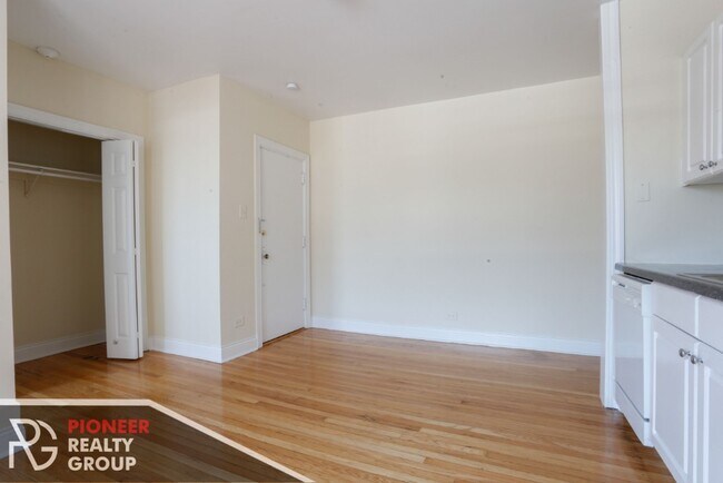 Building Photo - Renovated studio in Lincoln Park