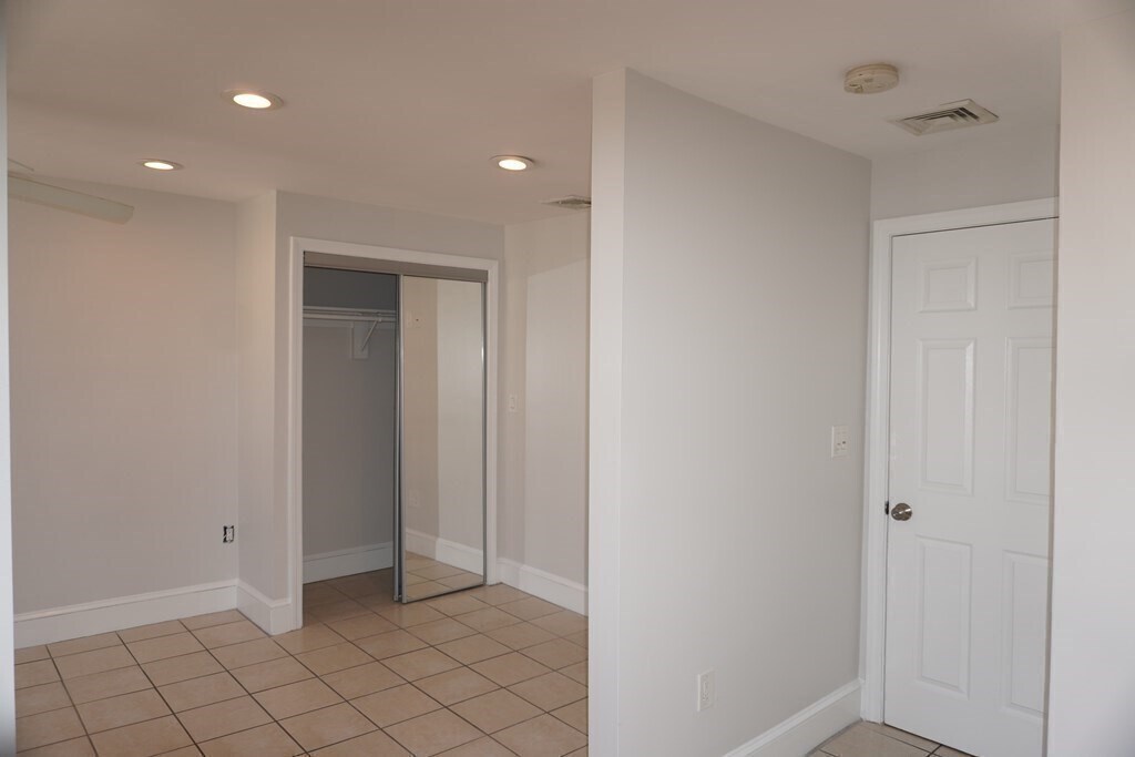 Building Photo - 252 Maverick St