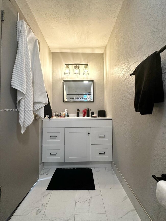 Building Photo - 3 bedroom in Hollywood FL 33024