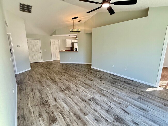 Building Photo - 3/2 Spacious Saint Cloud Home with fenced ...