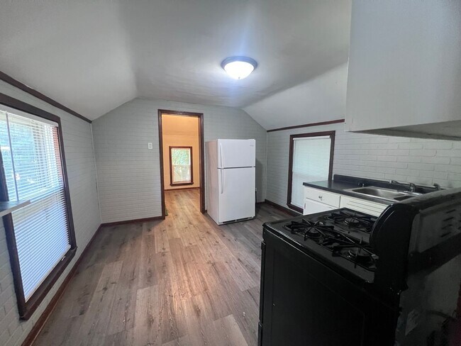 Building Photo - Three Bedroom on the NE Side of GR!