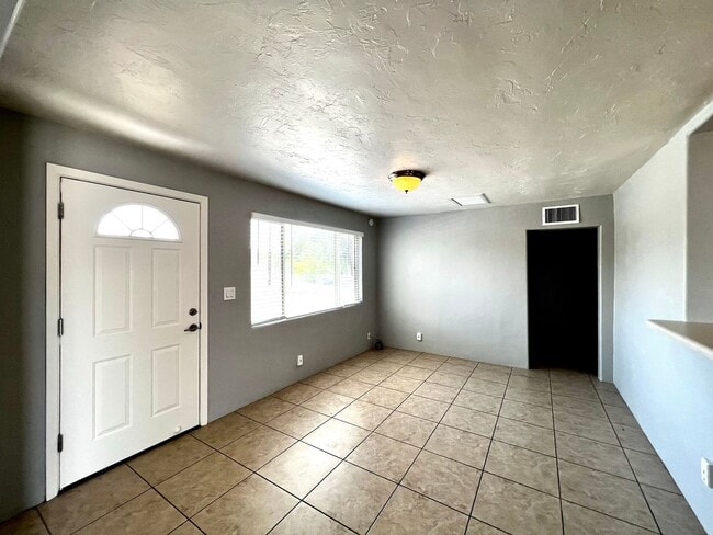 Building Photo - Remodeled bungalow in Central Tucson