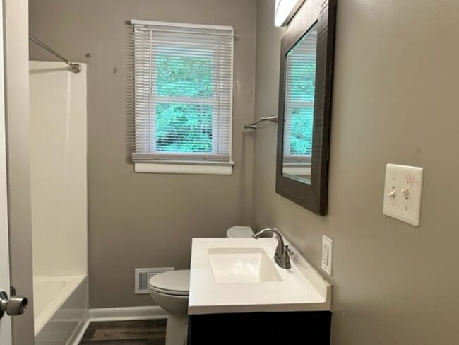 Building Photo - Charming 2 bed/1bath in North Raleigh
