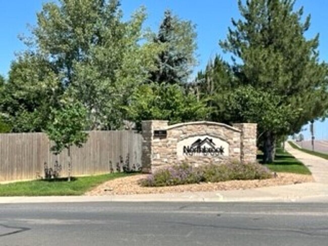 Foto del edificio - 5 bedrooms! 3 Car Garage! Fenced Backyard!