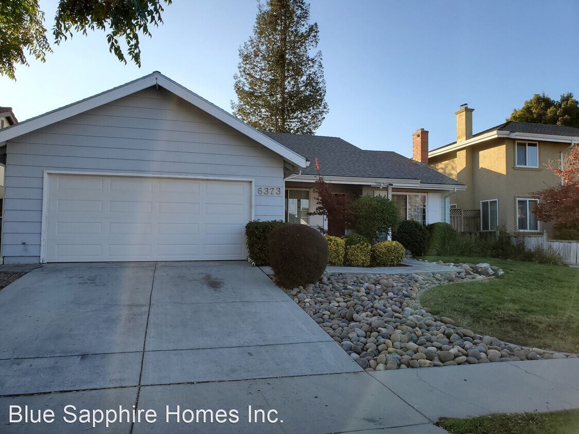 Foto principal - 4 br, 2 bath House - 6373 Pearlroth Dr
