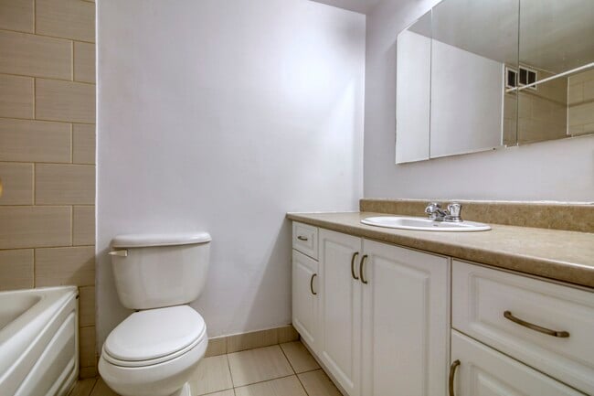 Building Photo - 2400 Av. Van Horne