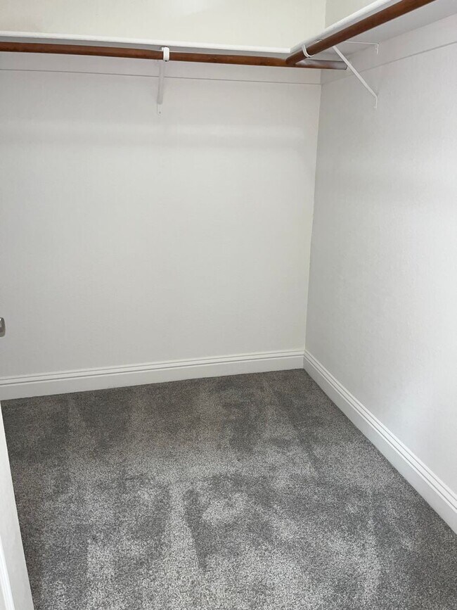 Foto del edificio - Exceptional 4BR/3BA/3 Car Tandem Garage in...