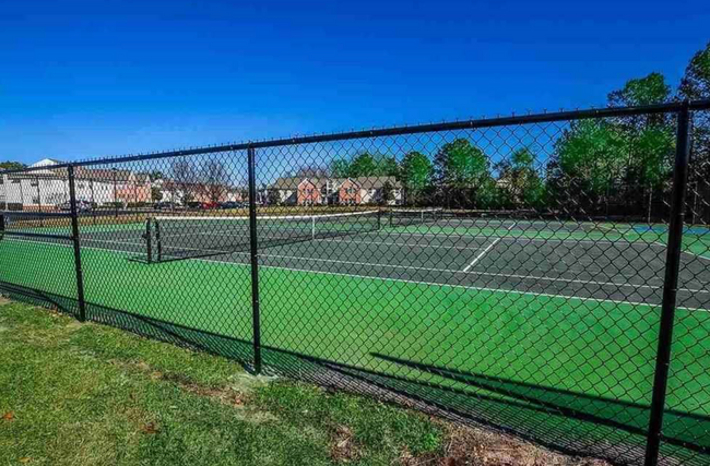 Building Photo - NEWLY RENOVATED 4 Bed/2 Bath with Communit...