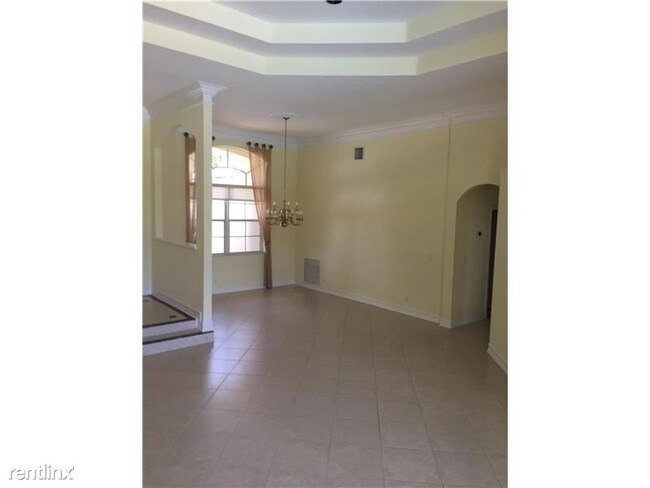 Building Photo - 2530 Golf View Dr