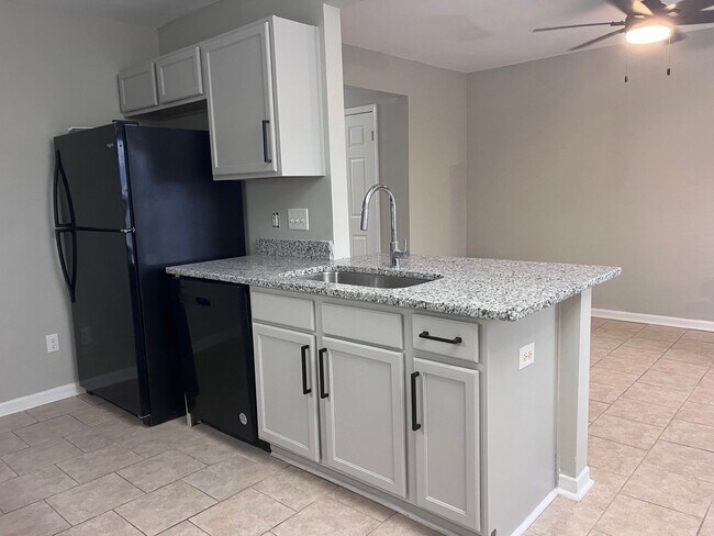 Foto del edificio - 3 Bedroom 3 Bathroom Townhouse!