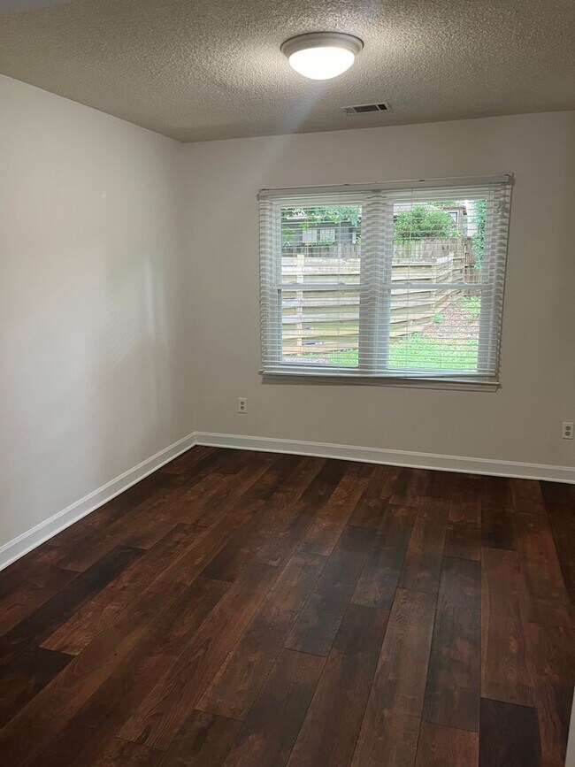 Building Photo - Lovely Two Bedroom in Charlotte!
