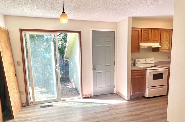 Building Photo - South Tabor Neighborhood Home with Spaciou...