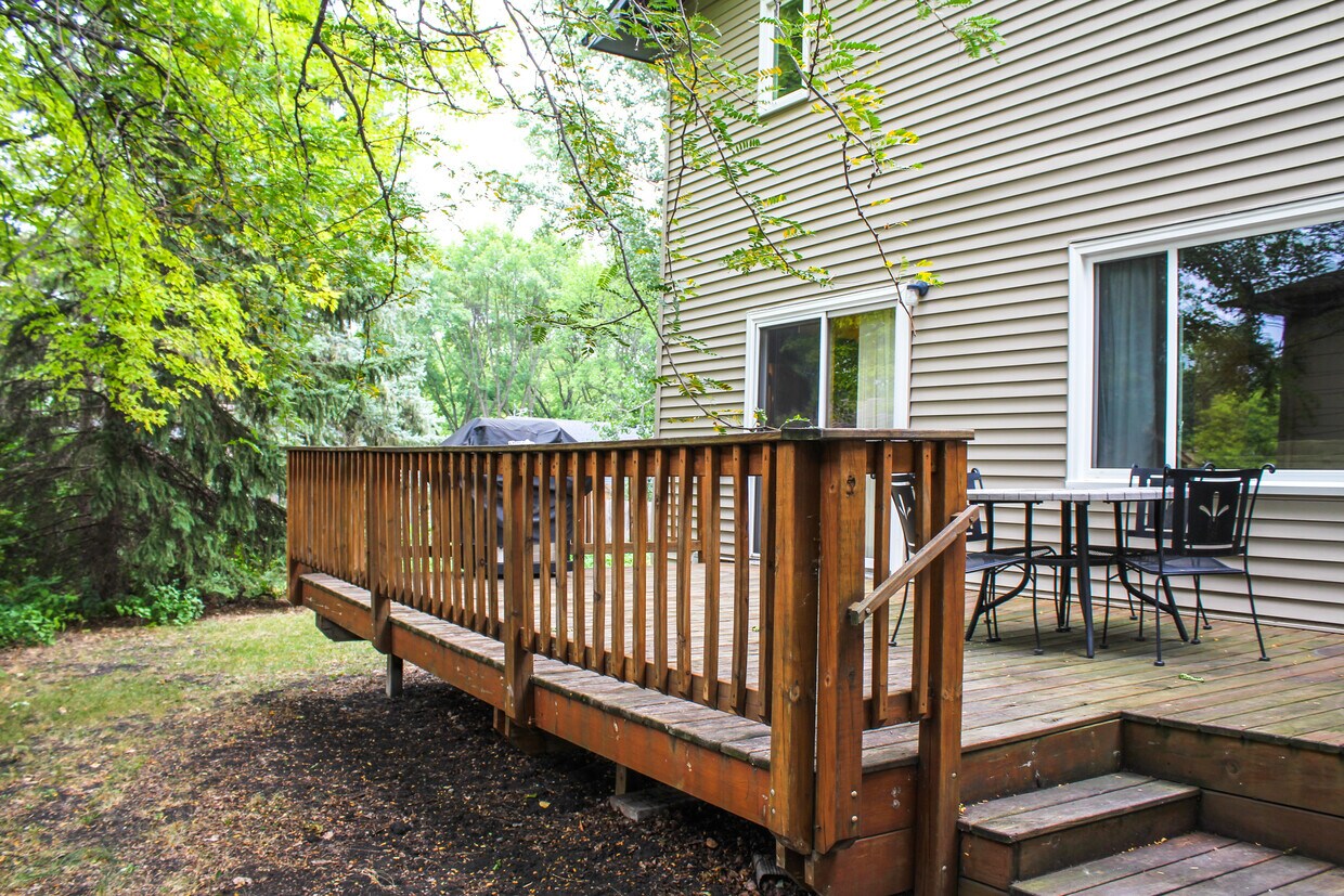 Deck - 3415 2nd St N
