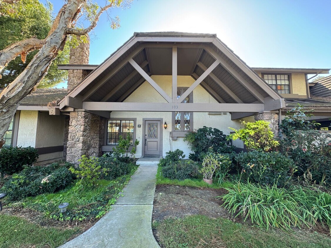 Primary Photo - Charming 3Bd/2.5Ba w/Private Yard and New ...