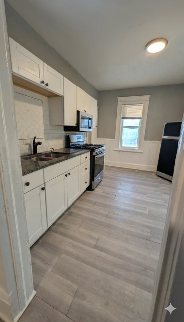 Building Photo - Come home to this great single family home with tons of charm and a beautiful yard