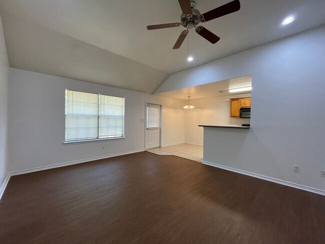 Foto del edificio - 3-bed/2-bath with Garage!