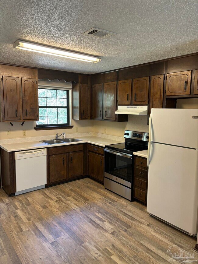 Building Photo - 5682 Crestwood Dr