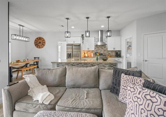 Building Photo - 817 Desmoines Pl