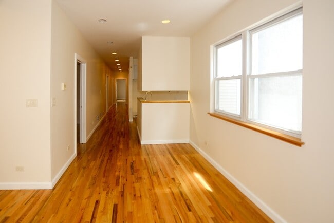 Foto del edificio - 3345 N Southport Ave