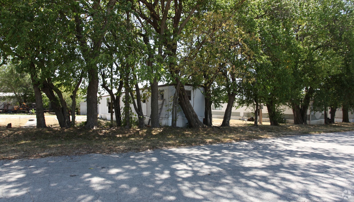 Paola Mobile Home Park Apartments in Paola, KS