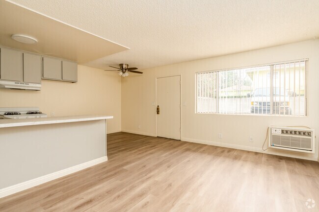 1 habitación, 1 baño, 527 pies cuadrados, sala de estar - Lake Street Apartments