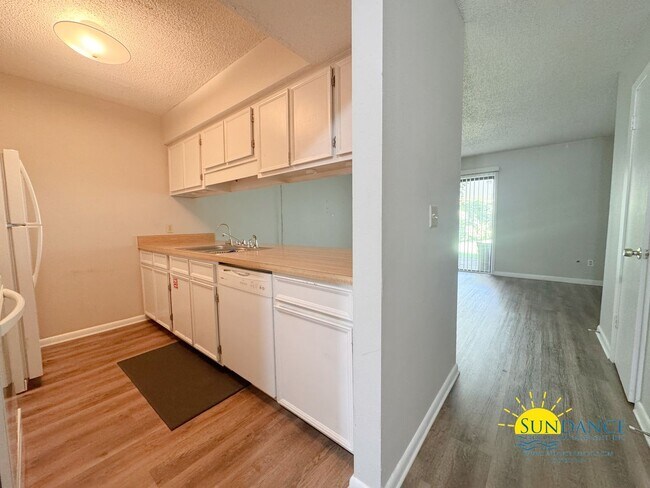 Foto del edificio - Charming 2 Bedroom Townhouse, great fenced...