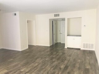 Foto principal - 7045 Hawthorn Ave