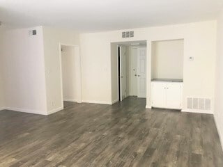 Primary Photo - 7045 Hawthorn Ave