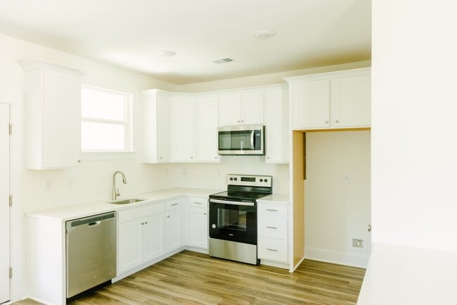 Building Photo - 3BD/2.5BA TOWNHOUSE-Walking Distance to Avondale, Greenway and Short Drive to Downtown Charleston...