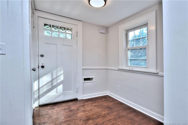 Building Photo - 188 Ludlowe Rd