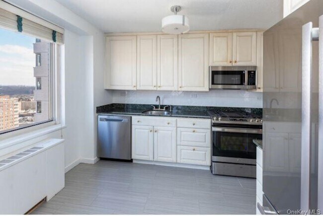 Building Photo - 3333 Henry Hudson Pkwy W