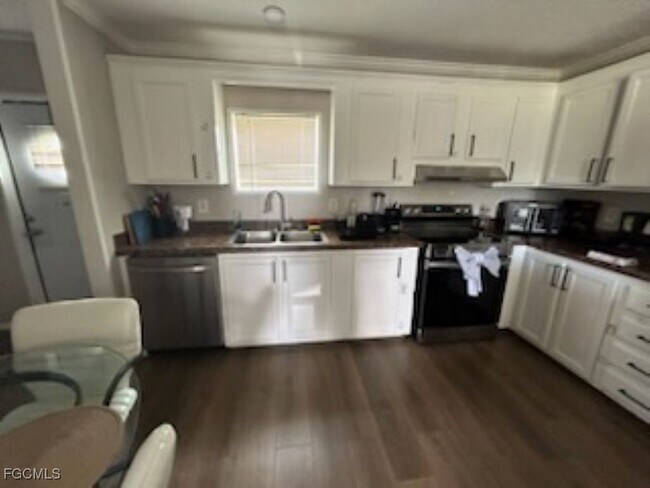 Building Photo - 651 Hunting Clb Ave