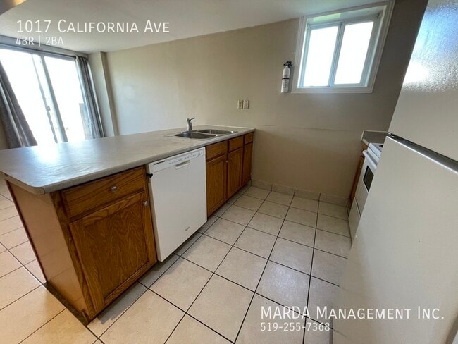 Building Photo - CHIC MODERN 4BED/2BATH HOME NEAR UNIVERSIT...