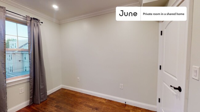 Foto del edificio - Private bedroom in 5 bed/1.5 bath Home