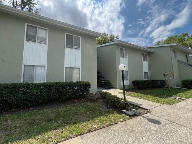 Foto del edificio - Charming 2-Bedroom Apartment Home in The Fairways – Silver Springs Shores