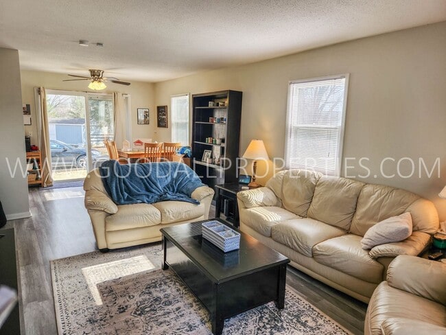 Building Photo - 2 Bedroom Bi Attahed Home In Des Moines