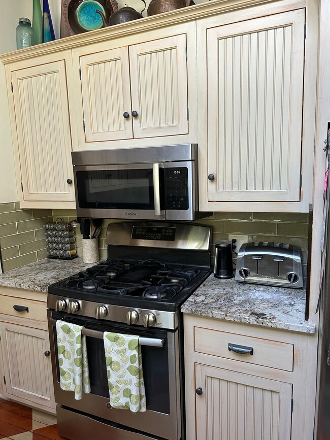 Kitchen - 123 S Ferry Dr