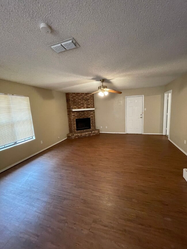 Foto del edificio - Two Story Home With A Large Backyard Located In Shadow Hills!