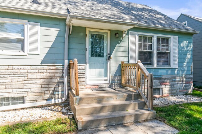 Building Photo - Charming 3Bedroom/2Bath