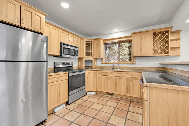 Building Photo - 28192 Shadow Mountain Dr