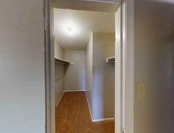 Kensington Walk-In Closet - Kensington Park Apartments