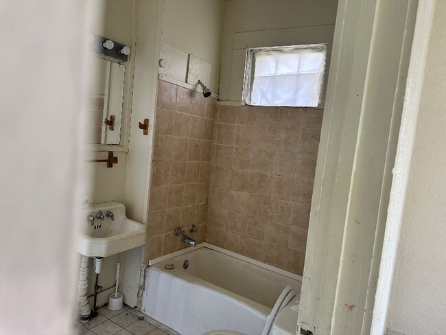 Foto del edificio - 221 Linden Ave