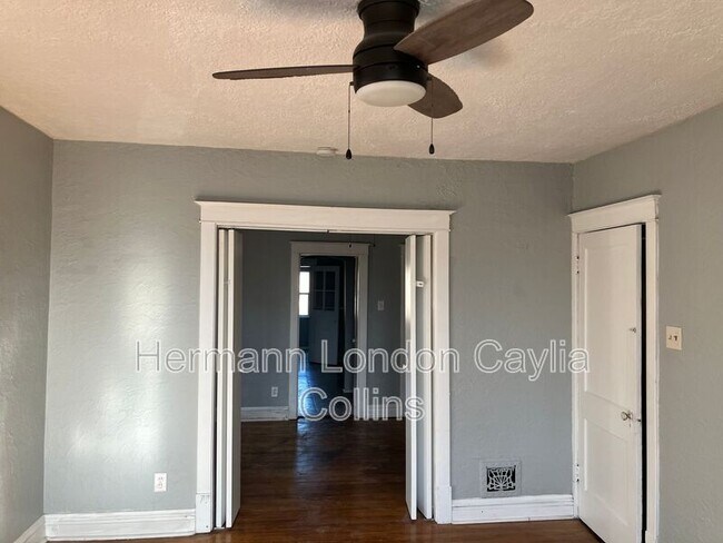 Foto del edificio - 3753-3755 Dunnica Avenue