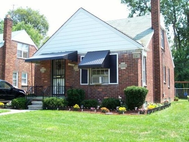 Side view of House Profile - 11742 Beaconsfield St