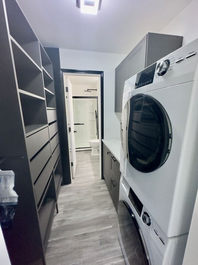 Building Photo - Luxury Newly Remodeled Condominium