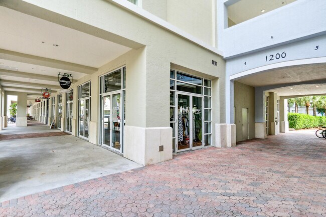 Foto del edificio - 1200 Town Center Dr